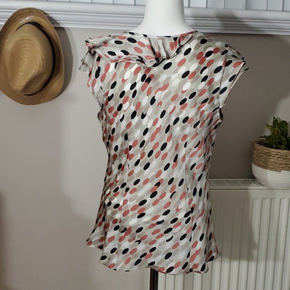 Larry Levine Ruffled Flutter Sleeveless Blouse with oval circle pattern - Picture 2 of 10